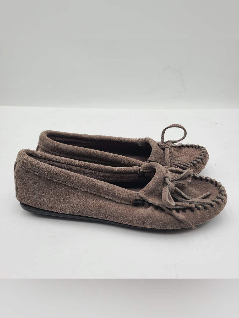 B56 Minnetonka 402 Kilt Size 7.5 Brown Moccasin Suede Drivers Rubber Sole